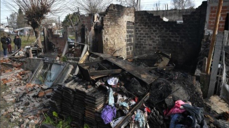 En estas condiciones quedó la precaria vivienda quemada.