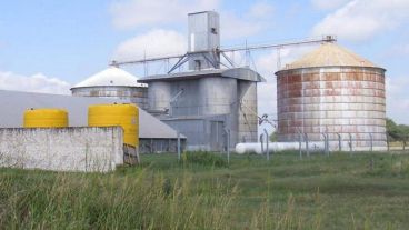 La mujer subió a un silo para sacarse una foto.