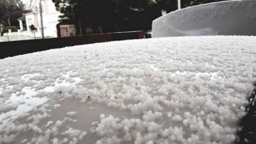 La foto muestra la caída de graupel en Santa Fe.