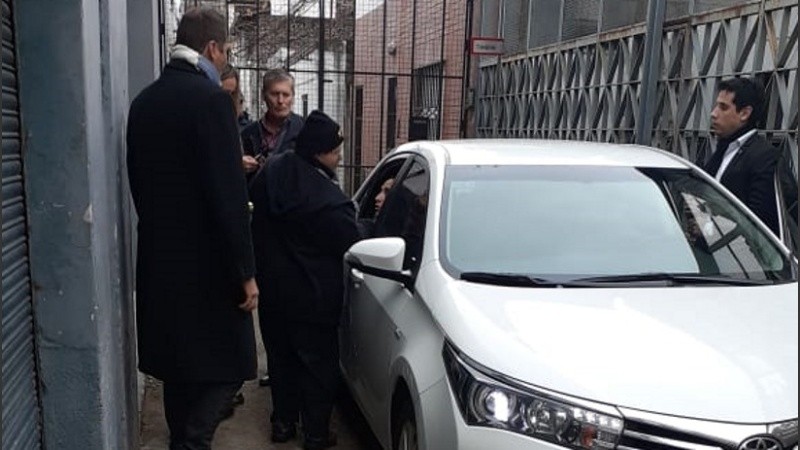 La vicepresidenta llegó en un auto e ingresó a la planta desde un pasillo.