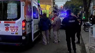 Una ambulancia del Sies se llevó al inspector para control médico.