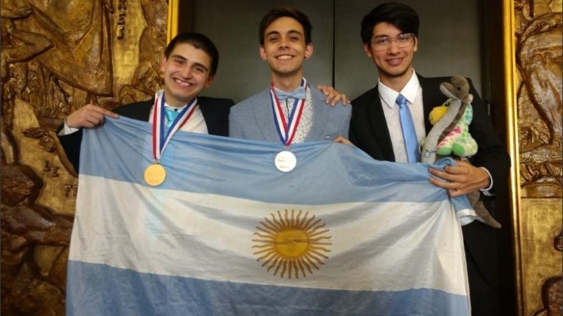 Los tres estudiantes argentinos en competencia.