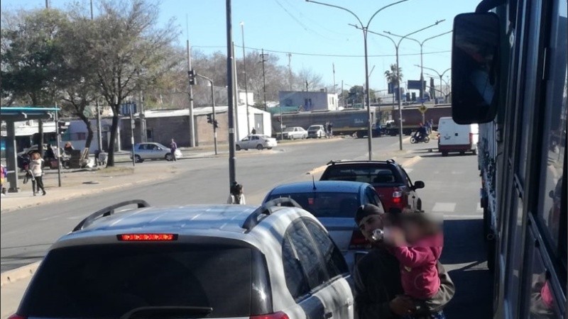 El tren atravesado sobre avenida Presidente Perón. 