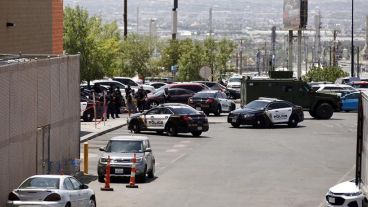 Los disparos comenzaron dentro de la sucursal del supermercado Walmart.