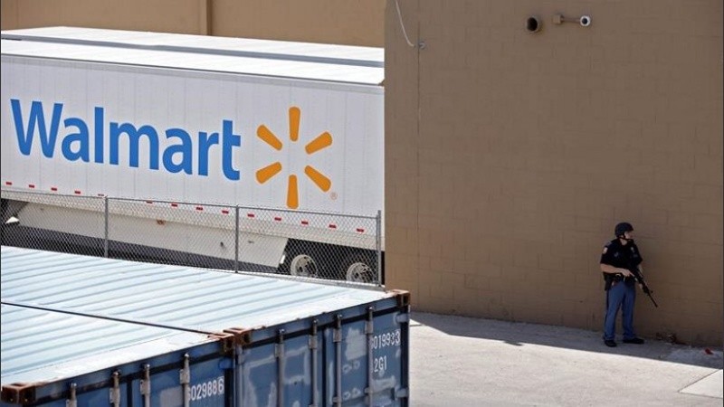 Los disparos comenzaron dentro de la sucursal del supermercado Walmart. 