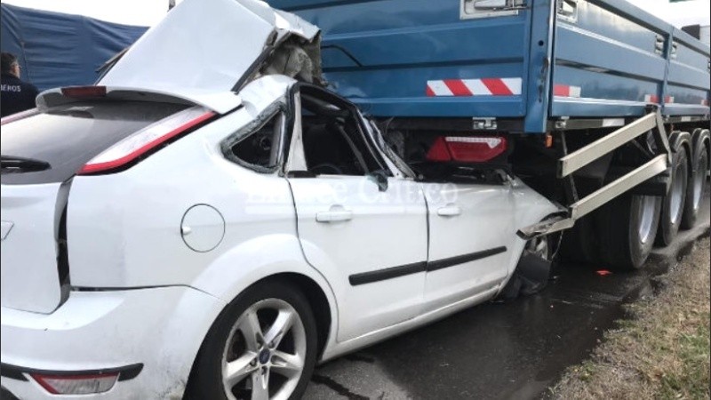 Murieron las dos personas que viajaban en el coche.