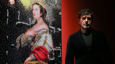 El artista Román Vitali junto a una de sus obras este viernes en el museo Estevez.