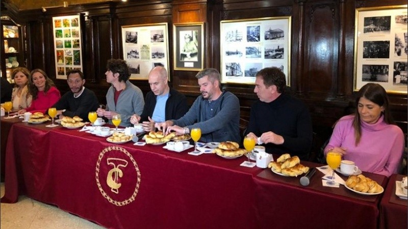 Marcos Peña habló en el desayuno de candidatos oficialistas en el Café Tortoni. 