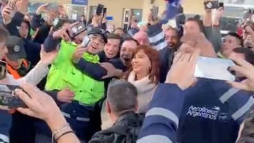 Euforia en la llegada de Cristina a Aeroparque.