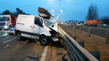 De desconoce por qué la camioneta se metió de contramano.