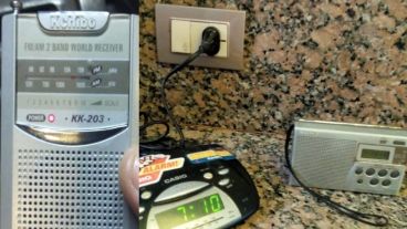 Los oyentes mandaron decenas de fotos de sus radios a pila.