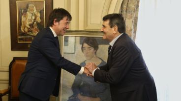 Scaglione al recibir la pintura de Alfredo Guido por parte de Padoán.