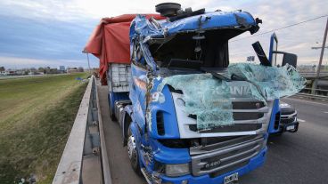 La cabina del camión quedó destruída.