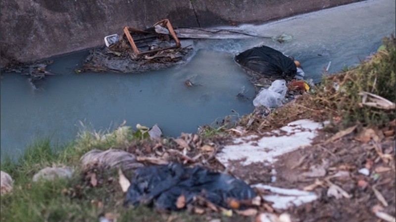 Imagen del desagüe fluvial con residuos. 