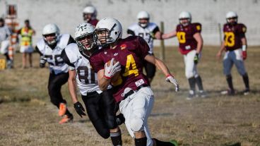 Será un sábado a pleno football americano juvenil en el Club Fábrica de Armas de zona sur.