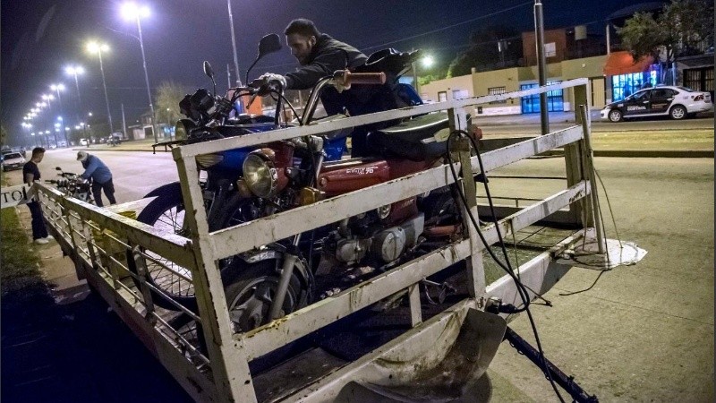 Algunos de los vehículos llevados al corralón durante la noche. 