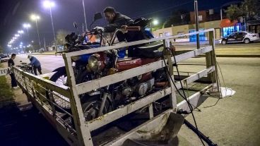 Algunos de los vehículos llevados al corralón durante la noche.