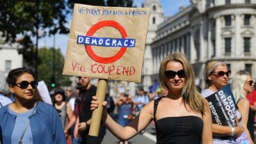 "Stop de Coup" ("Paren el golpe") fue el lema de las protestas que se desarrollaron este sábado en distintas ciudades del Reino Unido.