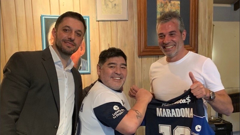 Diego posando por primera vez con la camiseta de Gimnasia. 