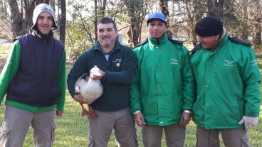 Fabián y el equipo de La Granja de la Infancia con la gansa.