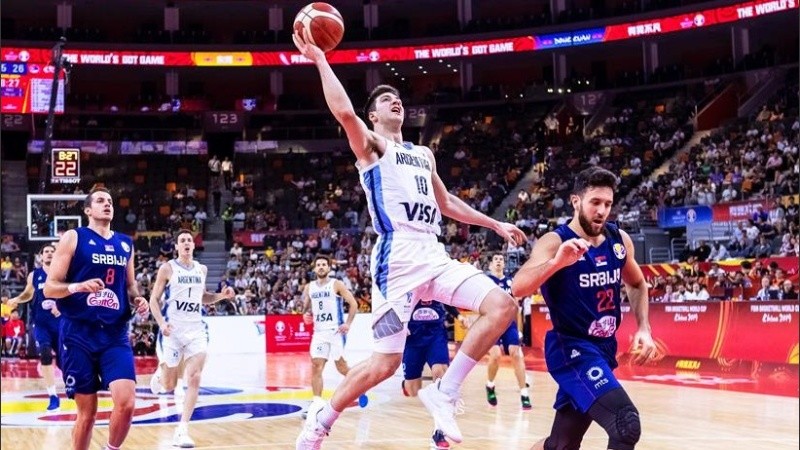 Maximo Fjellerup entre Bjelica y Vasilije Micic. Partidazo inolvidable de Argentina.