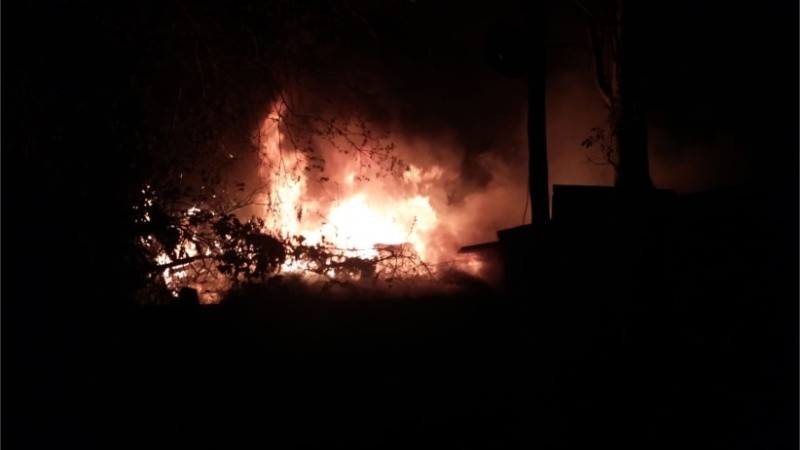 El fuego ardía vorazmente en el sur rosarino. 