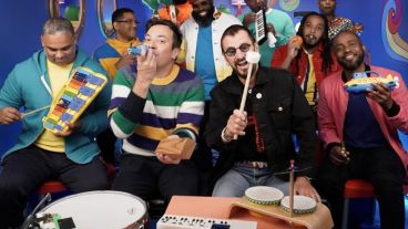 Ringo Starr, The Roots y Jimmy Fallon tocando"en un submarino amarillo".