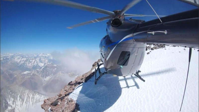 El momento en que la aeronave se posa en la cima.