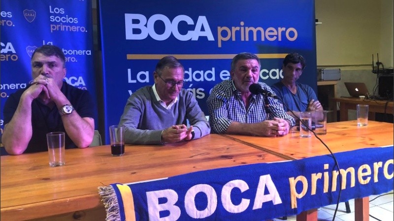 Beraldi y sus compañeros llegan a Rosario para hablar con los socios xeneizes. 