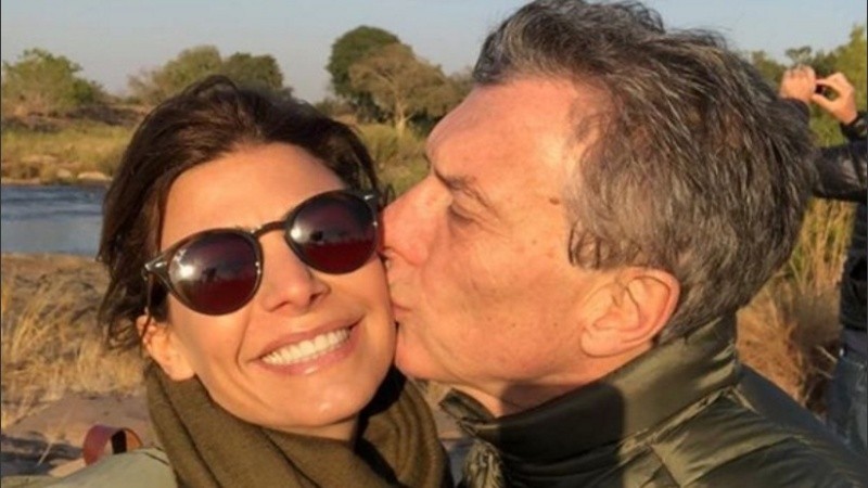 Juliana Awada compartió una foto de Macri en su escritorio de Olivos. 