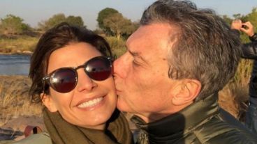 Juliana Awada compartió una foto de Macri en su escritorio de Olivos.