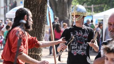 Una jornada de sábado a pleno sol en el Encuentro de Arte Medieval en zona norte.