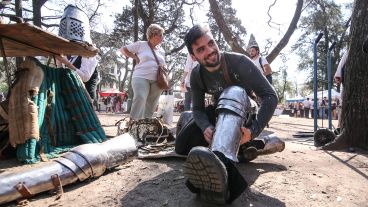 Una jornada de sábado a pleno sol en el Encuentro de Arte Medieval en zona norte.