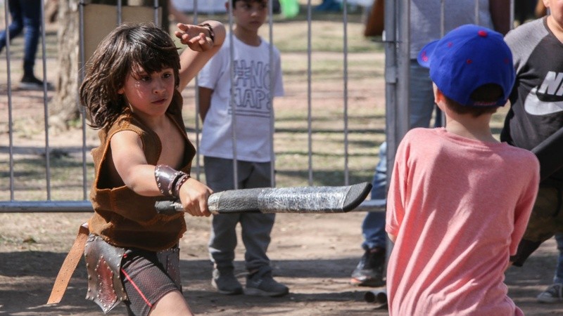 Una jornada de sábado a pleno sol en el Encuentro de Arte Medieval en zona norte.