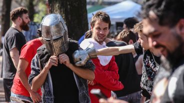 Una jornada de sábado a pleno sol en el Encuentro de Arte Medieval en zona norte.