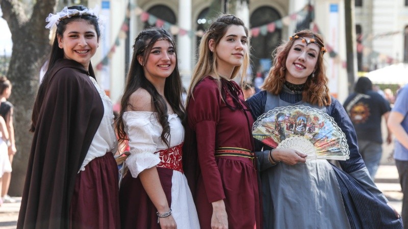 Una jornada de sábado a pleno sol en el Encuentro de Arte Medieval en zona norte.