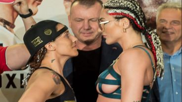 Las boxeadoras se miraron para la foto típica previa al combate.