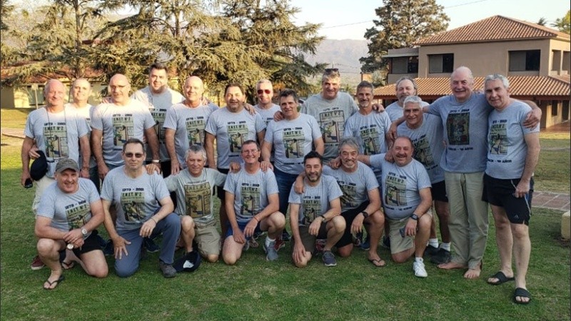 Ex alumnos celebran los 40 años de graduación en Cosquín.