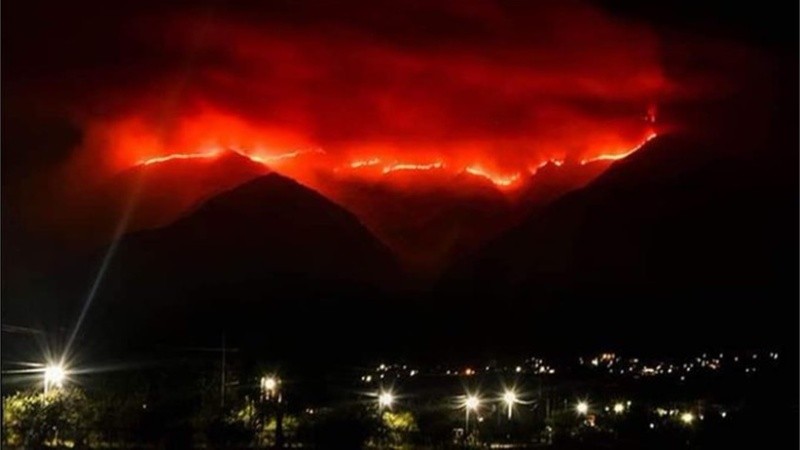 Los incendios continuaban avanzando en San Luis.