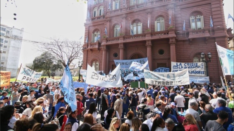 Los trabajadores se concentraron frente al Palacio de los Leones este mediodía. 