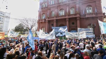 Los trabajadores se concentraron frente al Palacio de los Leones este mediodía.