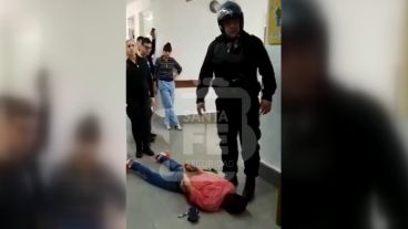 El delincuente fue reducido y se le quitó un arma de fuego.