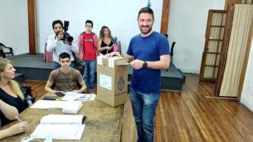 Enrique Estévez votó en la Facultad de Humanidades de Rosario.