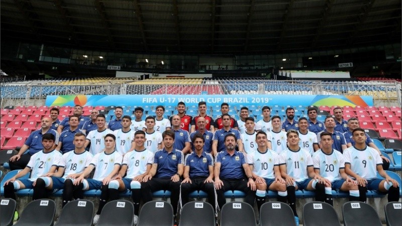 El plantel argentino posa antes del estreno.