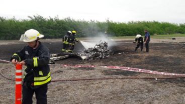 Bomberos trabajaban en la extinción del fuego.