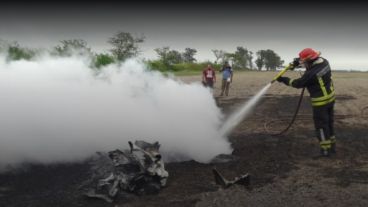 Bomberos trabajaban en la extinción del fuego.