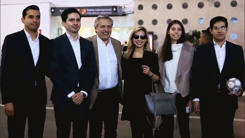 Alberto Fernández fue recibido en el aeropuerto de México. 