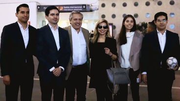 Alberto Fernández fue recibido en el aeropuerto de México.