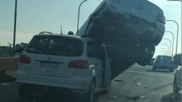 El auto del medio quedo semisuspendido en el aire.