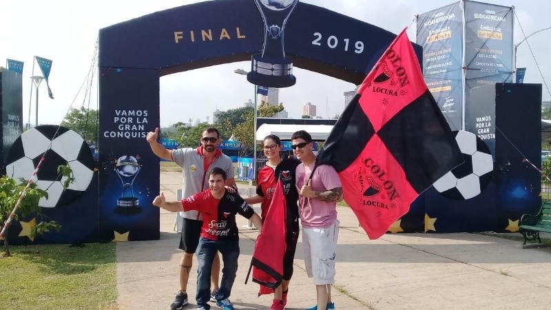 Hinchas de Colón llegando al estadio para vivir la gran final este sábado. 